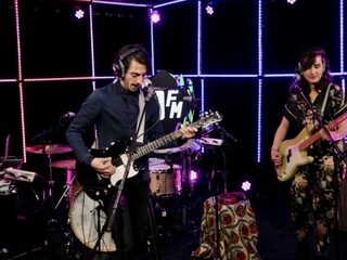 Indian Askin speelt 'Keep It To Myself' voor het eerst live!