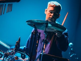Stilzitten is geen optie op 'Complicated' van Mura Masa en Nao