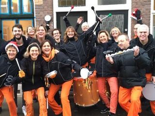 Roosmarijn wordt wakker gemaakt door drumband