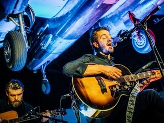 Eva belt met Tom Smith (Editors) over zijn Song van het Jaar