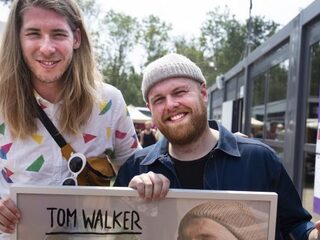 Tom Walker krijgt een platinum plaat voor 'Leave A Light On'
