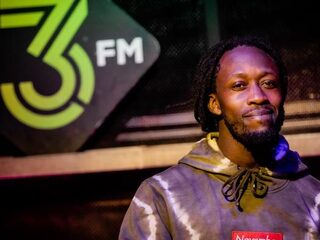 Video: Akwasi live op de 3FM Awards