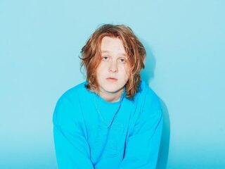 Lewis Capaldi wil op Tinderdate met de nummer 1