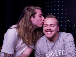 Jamai kijkt niet tijdens het afvegen