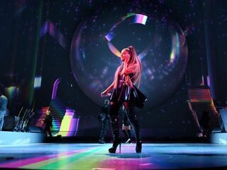 Ariana Grande pakt uit op eerste avond van wereldtour