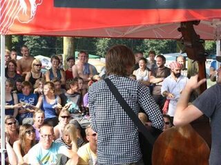 Bertolf zingt, de camping swingt