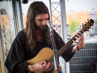 Biffy Clyro kotst weleens tijdens een show, maar wél netjes in een emmertje