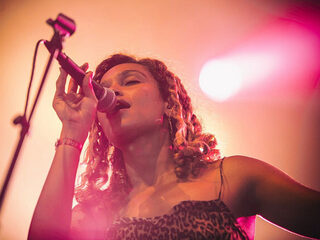 Izzy Bizu bezorgt de laatste zonnestraaltjes van het weekend