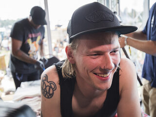 Sander wordt getatoeëerd door Sum 41