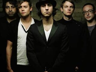 Maximo Park backstage in de golfkar