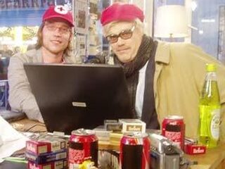 Opa Beelen maakt eigen spreuktegeltjes