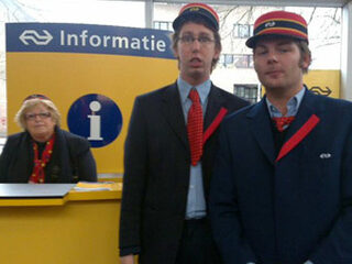 Sander de kluskoning helpt de NS