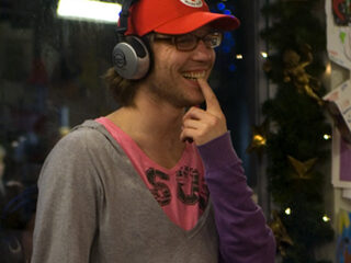 Giel zingt live op de radio