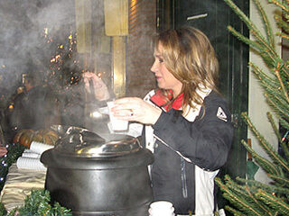 Helga van Leur verkoopt glühwein
