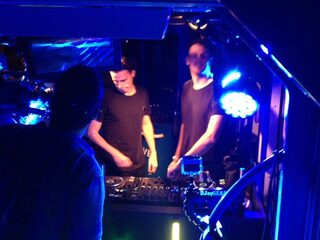 Julien stapte in een party-tram tijdens Amsterdam Dance Event