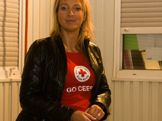 Floortje Dessing brengt veiling-item naar Glazen Huis