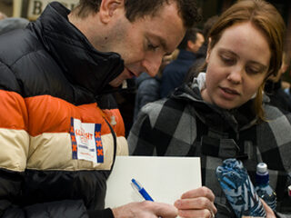 Kluun biedt ruim 11.000 euro van Bibliotheek Breda