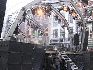 Ondertussen op het plein