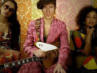 Zita Swoon zwiert met dansers