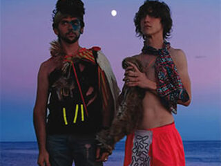 MGMT bekogeld met schoenen