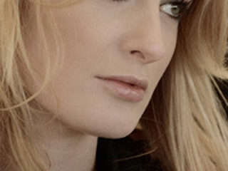 Miss Montreal zingt live in clip