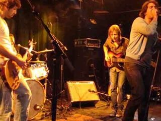 Lucky Fonz III en Go Back To The Zoo geven tramconcert