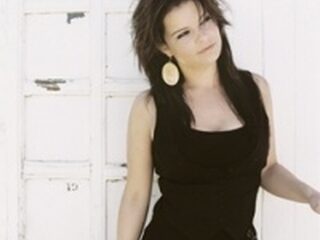 Leaf-zangeres 'Anny' tekent bij 8ball