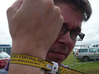 Glastonbury overweegt elektronische bandjes