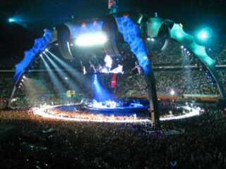 U2 verdedigt vervuilende, dure tour