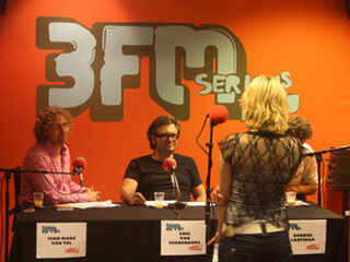 Modderglijden in de gang van 3FM