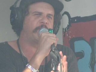 Video! Jack Parow lult Afrikaans tegen Eric Corton