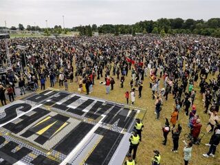 Organisator Gideon vanaf anti-racismedemonstratie in de Bijlmer