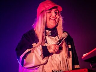 Tones And I: van straatmuzikant naar wereldwijde hit in 2,5 jaar