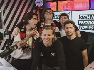 Live bij 3FM: SONS met hun gloednieuwe single 'Waiting On My Own'