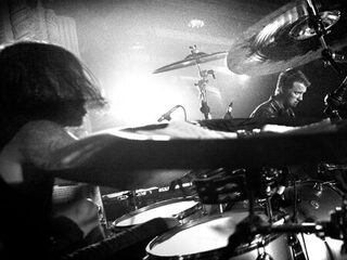 Them Crooked Vultures zetten muziek online