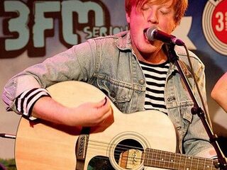 Video! Two Door Cinema Club in de studio