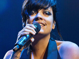 Bekijk Lily Allens live comeback in Parijs