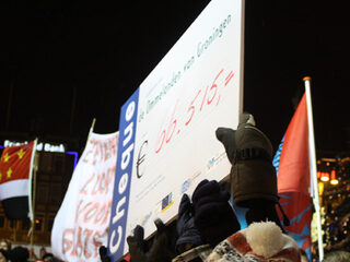 Wandelaars brengen enorme berg met geld