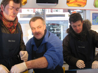 Sander en Filemon kaken haring