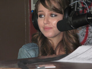 Esmee Denters geeft armband voor veiling