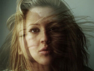 Ellie Goulding met schaamrood op haar wangen