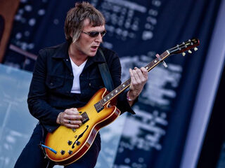 Very Important Phonecall met Moke