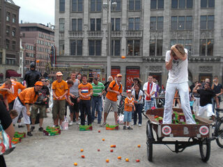 Giel met tomaten bekogeld