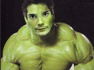 Nooit grappig: Man verft zichzelf groen