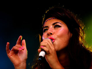 Marina And The Diamonds krijgt flesje tegen hoofd
