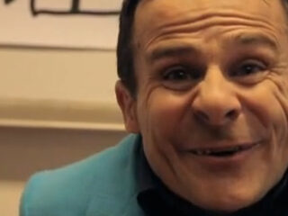 Wat kietelt daar nou aan je oor? Een nieuwe song?