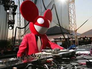 Deadmau5 zeikt Skrillex, Diplo en Bieber af met bizarre remix
