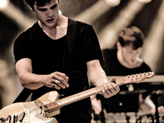 White Lies live bij Giel met 'Bigger Than Us'