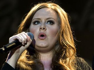 Adele verbreekt record Oasis in Britse albumlijst