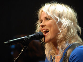 Ilse DeLange is hoogste nieuwe op #10
